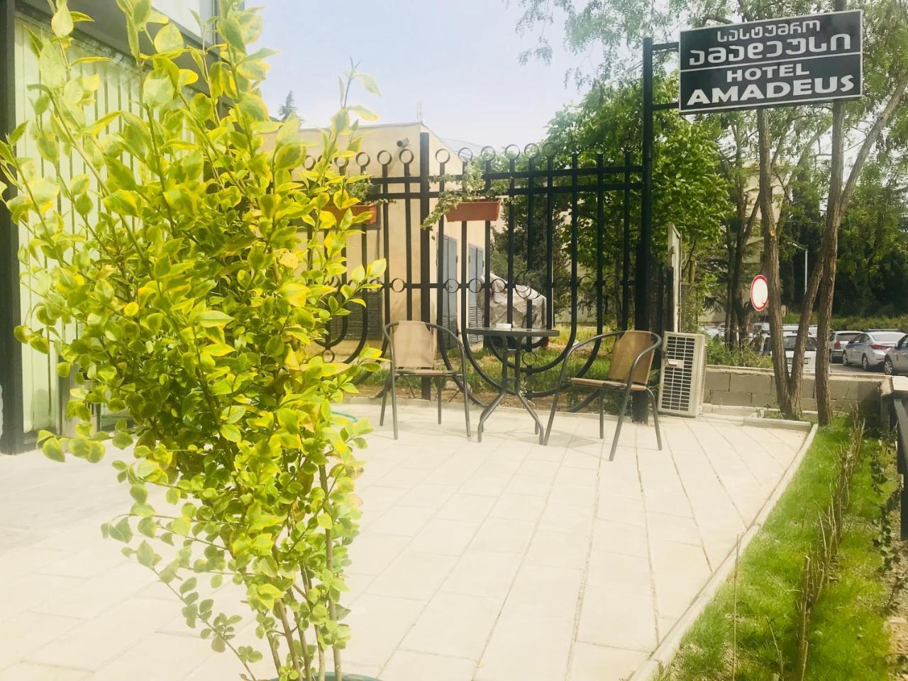 Amadeus Hotel Tbilisi Esterno foto